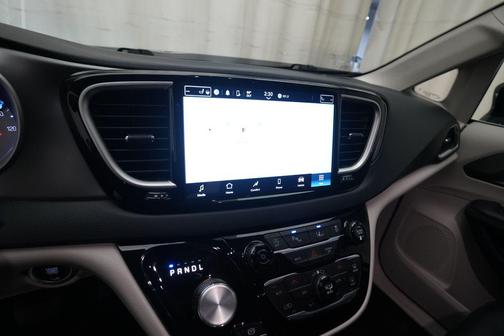 Brilliant Black Crystal Pearlcoat 2024 Chrysler Pacifica Touring L