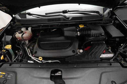 Brilliant Black Crystal Pearlcoat 2024 Chrysler Pacifica Touring L