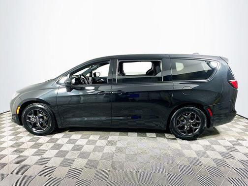 Brilliant Black Crystal Pearlcoat 2019 Chrysler Pacifica Touring Plus