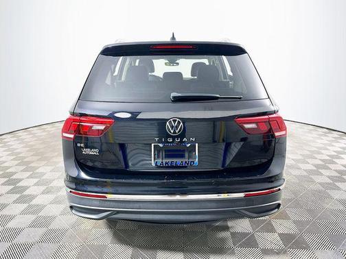 Deep Black Pearl 2022 Volkswagen Tiguan 2.0T SE