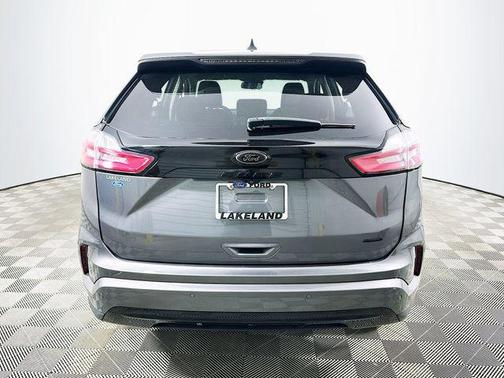Carbonized Gray Metallic 2022 Ford Edge SE