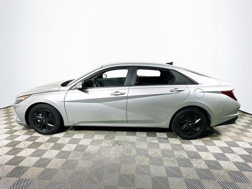Shimmering Silver Pearl 2021 Hyundai ELANTRA SEL