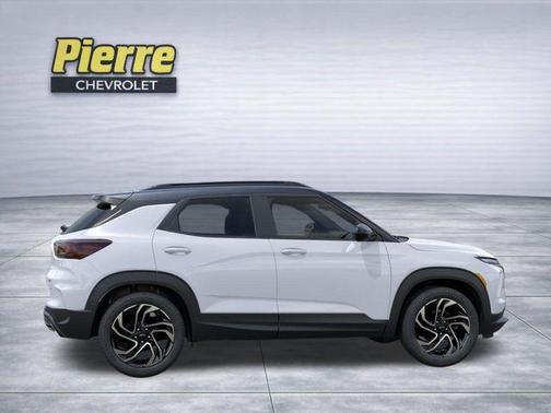 Iridescent Pearl Tricoat 2026 Chevrolet Trailblazer RS