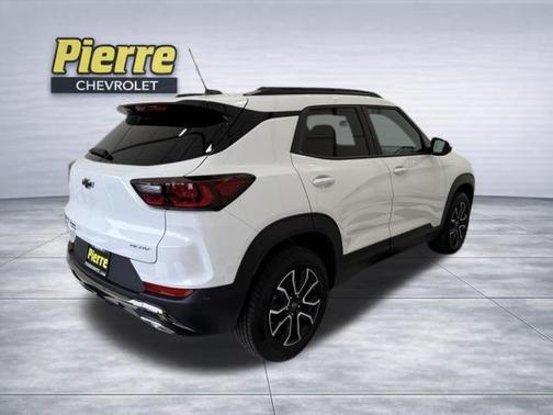 Iridescent Pearl Tricoat 2026 Chevrolet Trailblazer ACTIV