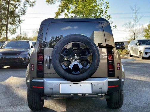 2025 Land Rover Defender 110 P300