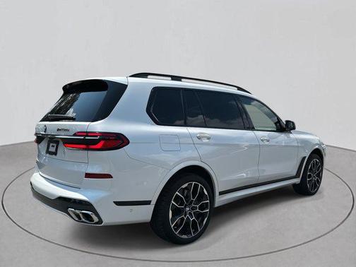 2025 BMW X7 M60i