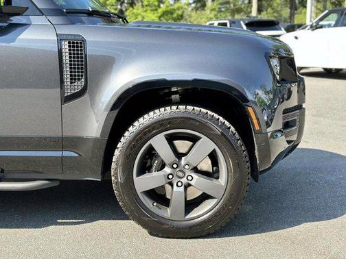 2025 Land Rover Defender 110 V8