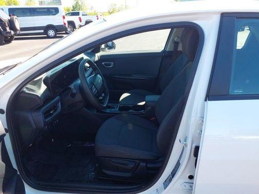 Snow White Pearl 2025 Kia K4