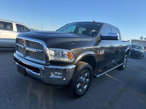 Brilliant Black Crystal Pearlcoat 2018 RAM 2500 Laramie