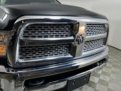 Brilliant Black Crystal Pearlcoat 2018 RAM 2500 Laramie