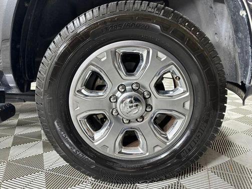 Brilliant Black Crystal Pearlcoat 2018 RAM 2500 Laramie