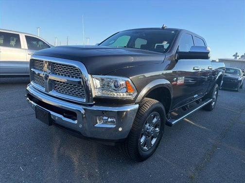Brilliant Black Crystal Pearlcoat 2018 RAM 2500 Laramie