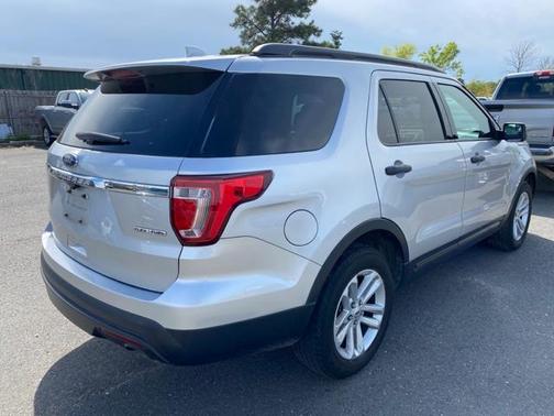 Photo 5 of 8 of 2016 Ford Explorer Base