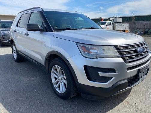 Photo 4 of 8 of 2016 Ford Explorer Base