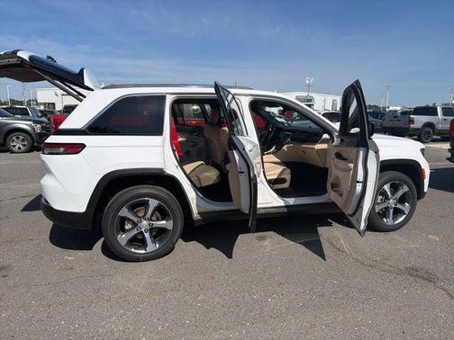 Bright White Clearcoat 2023 Jeep Grand Cherokee Limited