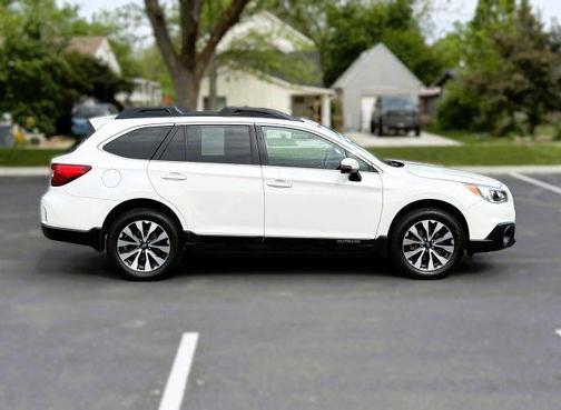 White 2017 Subaru Outback 2.5i Limited