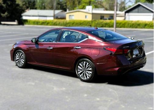 Garnet Pearl Me 2024 Nissan Altima 2.5 SV