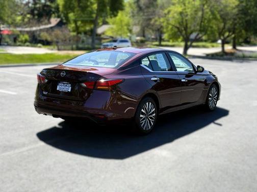Garnet Pearl Me 2024 Nissan Altima 2.5 SV