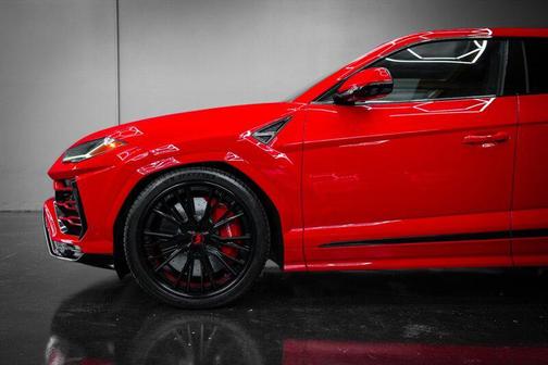 2021 Lamborghini Urus Pearl Capsule