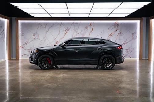 2022 Lamborghini Urus Pearl Capsule