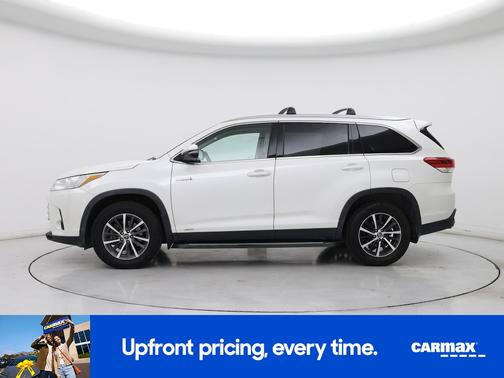 White 2019 Toyota Highlander Hybrid XLE