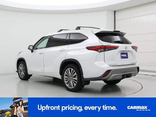 White 2022 Toyota Highlander Platinum