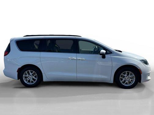 Bright White Clearcoat 2021 Chrysler Voyager LXI