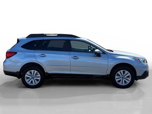 Ice Silver Metallic 2017 Subaru Outback 2.5i Premium