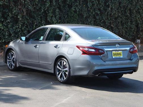 Photo 2 of 31 of 2017 Nissan Altima 2.5 SR