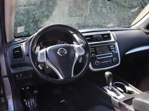 Photo 4 of 31 of 2017 Nissan Altima 2.5 SR
