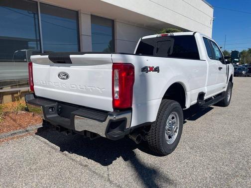 Oxford White 2027 Ford F-350 XL