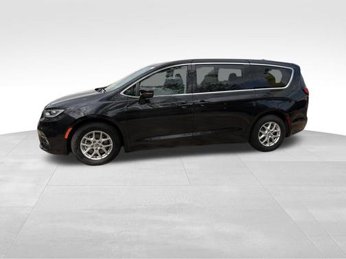 Brilliant Black Crystal Pearlcoat 2023 Chrysler Pacifica Touring-L