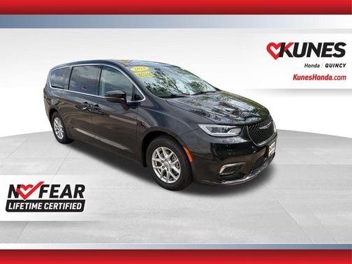 Brilliant Black Crystal Pearlcoat 2023 Chrysler Pacifica Touring-L