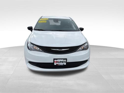 Bright White Clearcoat 2025 Chrysler Voyager LX