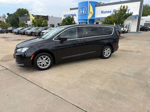 Brilliant Black Crystal Pearlcoat 2023 Chrysler Voyager LX