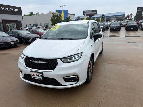 Bright White Clearcoat 2024 Chrysler Pacifica Hybrid Select