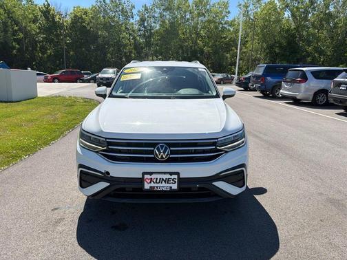 Pure White 2024 Volkswagen Tiguan 2.0T SE