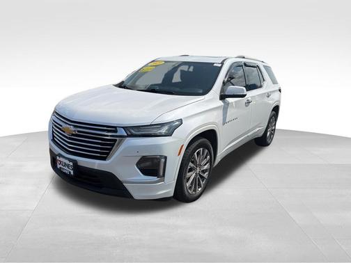 Iridescent Pearl Tricoat 2023 Chevrolet Traverse Premier