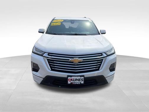 Iridescent Pearl Tricoat 2023 Chevrolet Traverse Premier