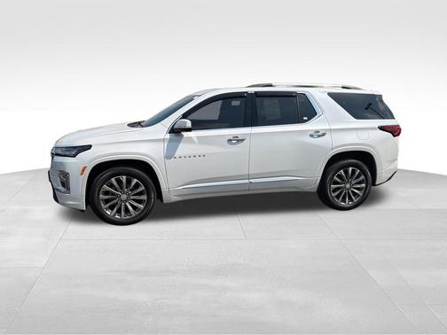 Iridescent Pearl Tricoat 2023 Chevrolet Traverse Premier