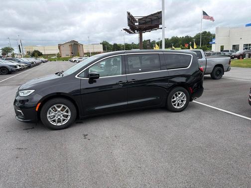 Brilliant Black Crystal Pearlcoat 2024 Chrysler Pacifica Touring-L