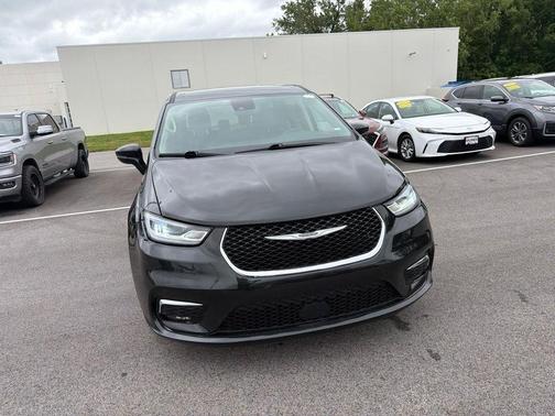 Brilliant Black Crystal Pearlcoat 2024 Chrysler Pacifica Touring-L