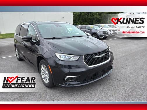 Brilliant Black Crystal Pearlcoat 2024 Chrysler Pacifica Touring-L