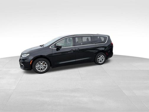 Brilliant Black Crystal Pearlcoat 2024 Chrysler Pacifica Touring-L