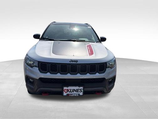 Silver Zynith 2025 Jeep Compass Trailhawk