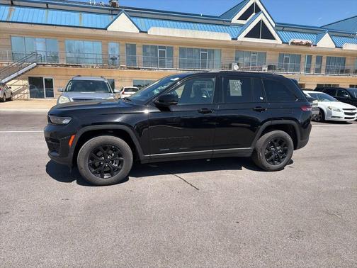 Diamond Black 2025 Jeep Grand Cherokee Laredo