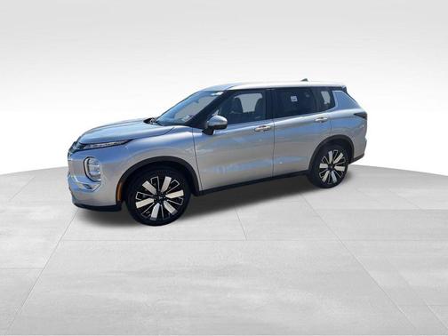 Silver 2025 Mitsubishi Outlander SE