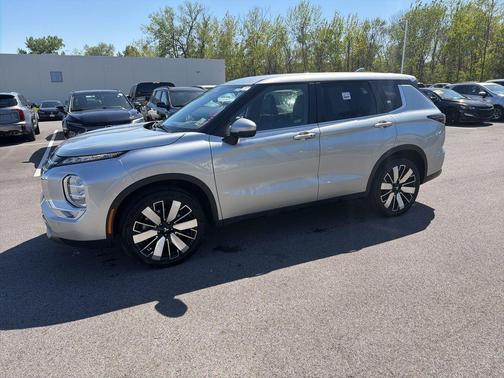 Silver 2025 Mitsubishi Outlander SE