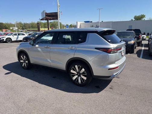 Silver 2025 Mitsubishi Outlander SE