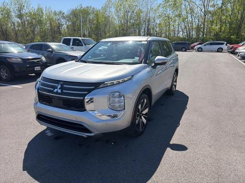 Silver 2025 Mitsubishi Outlander SE